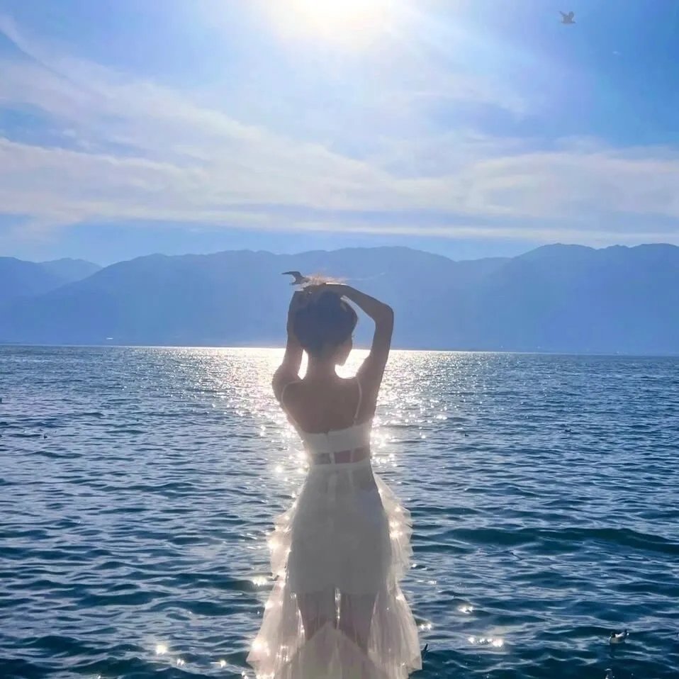 戴流苏耳环的少女
